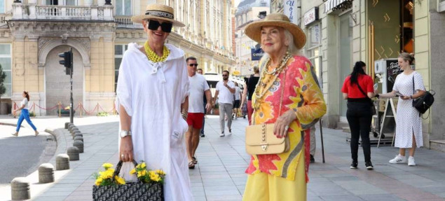 Lijepe žene šetaju kroz grad