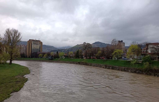 Obilne padavine aktivirale brojna klizišta i povećale opasnost od odrona
