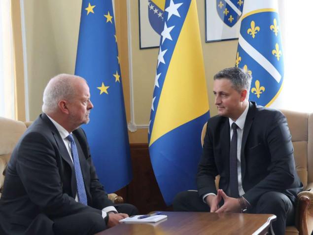 Bećirović razgovarao sa Van den Dolom o aktuelnoj situaciju u BiH