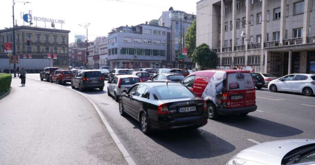 Saobraćaj se odvija po mokrom kolovozu,pojačan promet na graničnim prelazima Izačić i Velika Kladuša