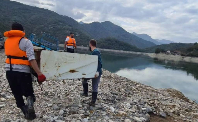 Volonteri pomažu u čišćenju Jablaničkog jezera