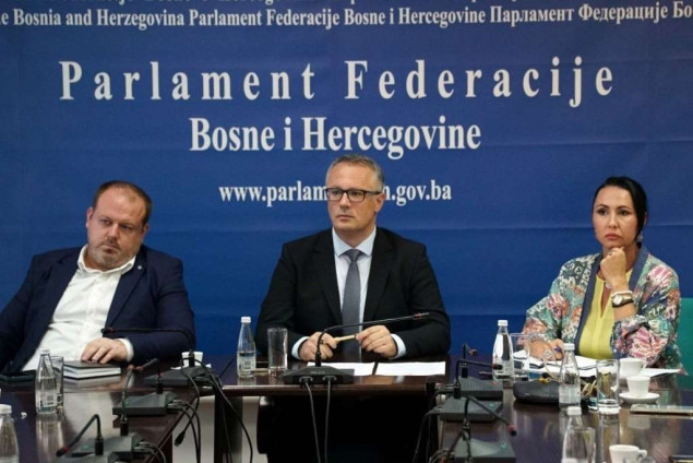 Komisija za informisanje traži prenošenje sjednica Parlamenta FBiH u programu javnog RTV emitera FBiH