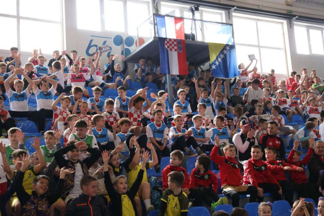 Više od 400 mladih u Cazinu obilježilo početak Evropske sedmice sporta u BiH