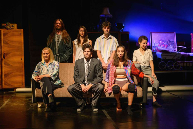 Odigrane prve tri reprize predstave Deinos u Novom teatru, nova izvođenja svaki dan do 19. oktobra Odigrane prve tri reprize predstave Deinos u Novom teatru, nova izvođenja svaki dan do 19. oktobra