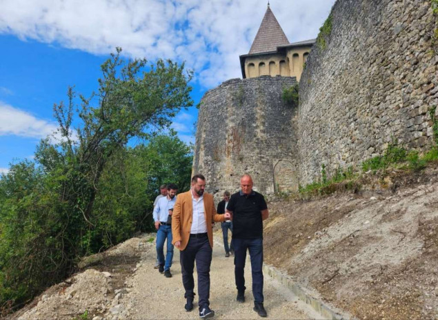 Stari grad Ostrožac bogatiji za novu šetnicu i sadržaje za posjetioce