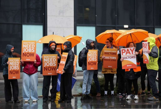 Hiljade britanskih liječnika krenulo u petodnevni štrajk