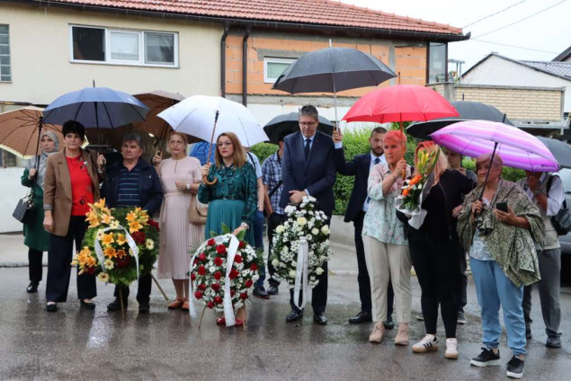 Odata počast ubijenim tokom dženaze na mezarju Budakovići 1993. godine