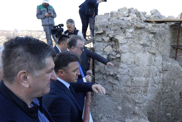 Premijer FBiH u Gradačcu: Vlada će pomoći sanaciju Bijele kule i džamije Husejnije