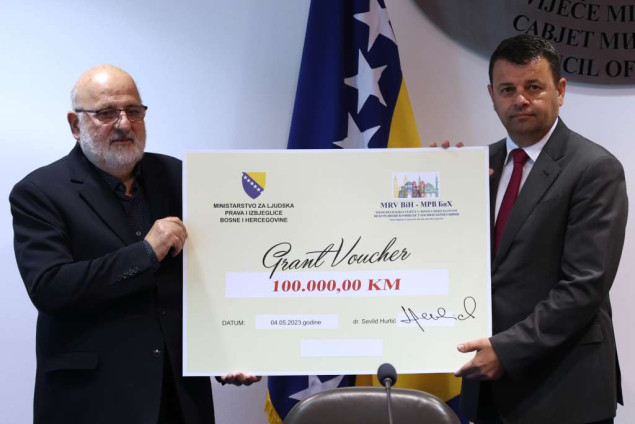 Hurtić uručio grant sredstava predstavnicima Crvenog križa BiH i Međureligijskog vijeća BiH