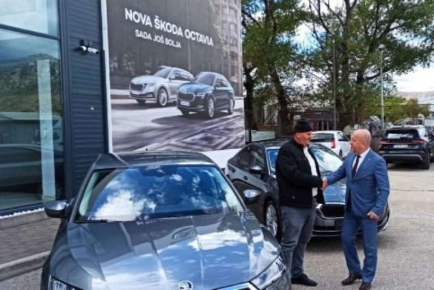 Ministar Lokmić uručio putnička vozila ratnim vojnim invalidima