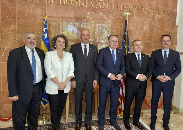 Helez u Washingtonu: Istinu o neustavnim aktivnostima predstaviti novoj administraciji SAD-a