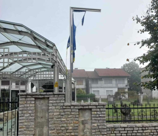 Oskrnavljene zastave na ulazu u Čaršijsku džamiju i Šehidsko mezarje u Prijedoru