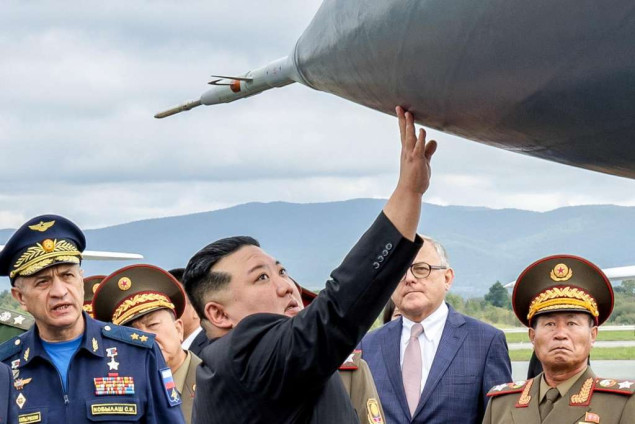 Kim Jong Un razgledao ruske nuklerane bombardere, hipersonične projektile