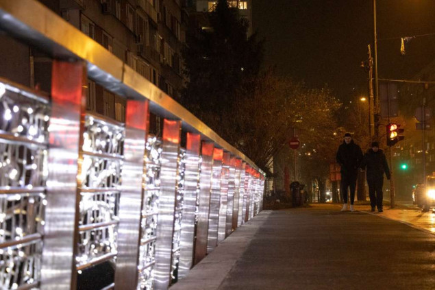 Počelo svečano kićenje ulica i javnih površina u Novom Sarajevu