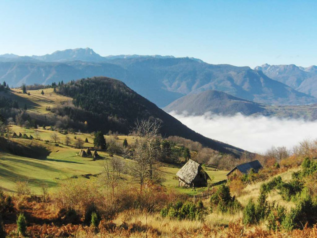 U većem dijelu zemlje pretežno sunčano vrijeme,lokalni pljuskovi na području Krajine i sjeveru Bosne