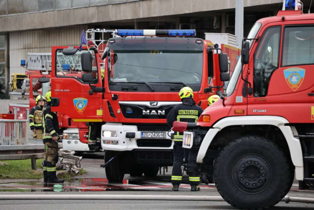 Tri požara u Mostaru u protekla 24 sata: dva na automobilima, jedan na otpadu