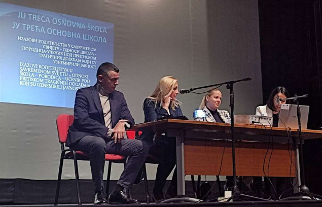 Brčko: Panel disusija 'Izazovi roditelja u savremenom svijetu'