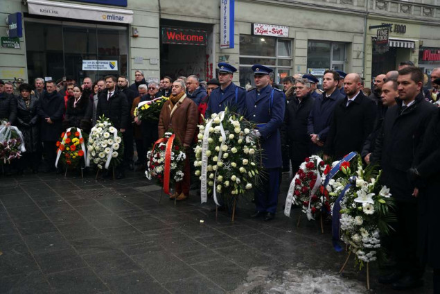 Polaganjem cvijeća kod Vječne vatre brojne delegacije obilježile Dan državnosti BiH