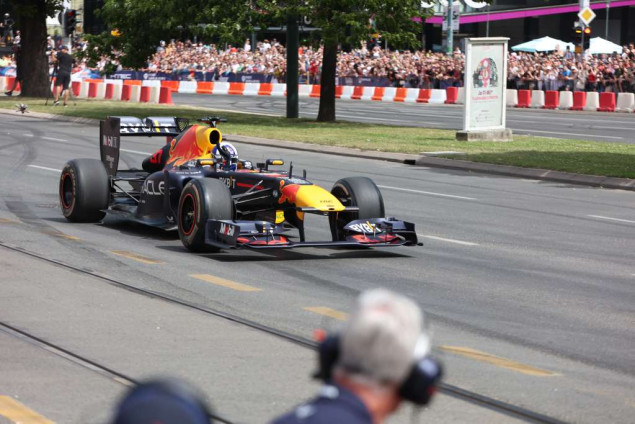 David Coulthard u šampionskom bolidu RB7 u Sarajevu bio glavna atrakcija Red Bull Showruna