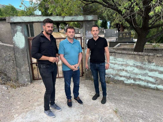 Kordić obišao oskrnavljeno pravoslavno groblje: Ovakvi činovi nemaju mjesta u našem Mostaru