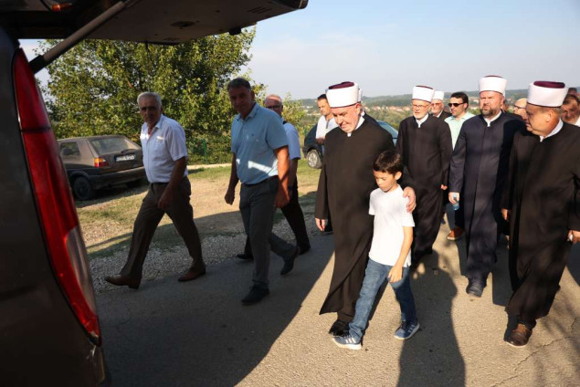 U mjestu Jelovče selo klanjana dženaza i obavljen ukop Osmana ef. Kavazovića