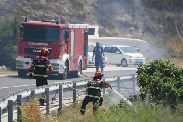 Hrvatska: Požar kod Jesenica, kuće spašene - na terenu 150 vatrogasca