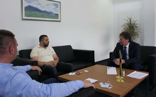 Hrnjić s predstavnicima Pomozi.ba razgovarao o partnerskoj saradnji vlade i civilnog društva