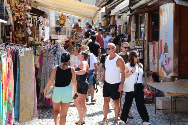 Turisti ne odustaju od Mostara ni na najvećim vrućinama