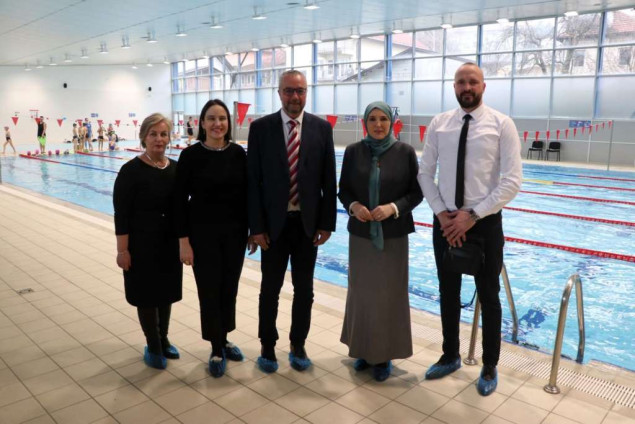 Ministrica Hota-Muminović i načelnica Karić posjetile FASTO, gdje je u toku Škola plivanja