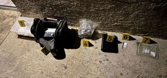 U Tešnju pronađeno više od tri kilograma droge i dvije eksplozivne naprave