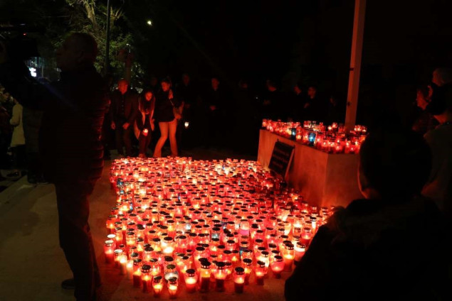 Mostarci odali počast: Paljenje svijeća u znak sjećanja na žrtve grada heroja