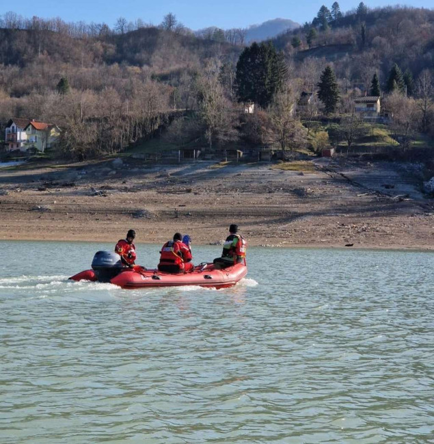 Spasioci tragaju za ribarom koji je nestao na Jablaničkom jezeru
