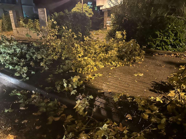 Olujno nevrijeme zahvatilo Mostar, grom udario u kuću