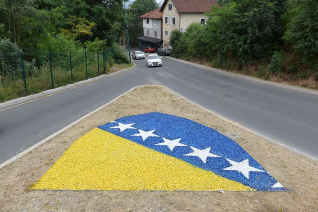 Uređenje javnih površina - Grb Bosne i Hercegovine krasi ulaz u naselja Kromolj i Slatina