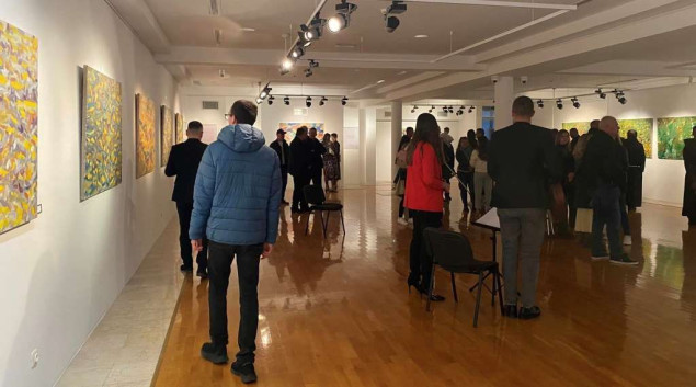 Livno: Otvorena izložba 'Sen(s)zorno', akademskog slikara i grafičara Željka Karaule