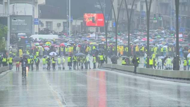 Više hiljada studenata i građana kod Brankovog mosta u Beogradu, počela trosatna blokada
