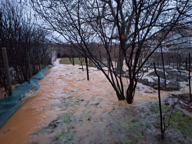 Obilna kiša izazvala poplave u nekoliko gradova na Kosovu