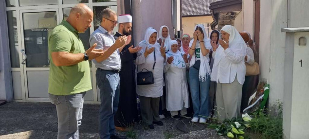 Majke Srebrenice i preživjele žrtve genocida obilaze masovna stratišta