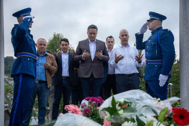 Bećirović u Bužimu odao počast heroju odbrambeno-oslobodilačkog rata generalu Izetu Naniću