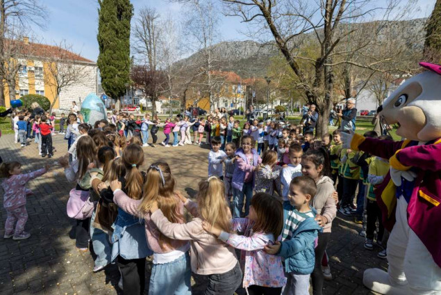 U Gradskom parku u Ljubuškom postavljena dvometarska uskrsna pisanica
