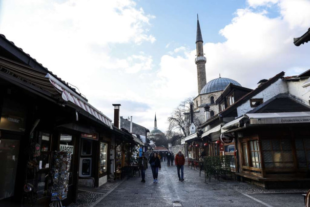 Narednih dana sunčano uz umjerenu oblačnost, ponegdje slab snijeg