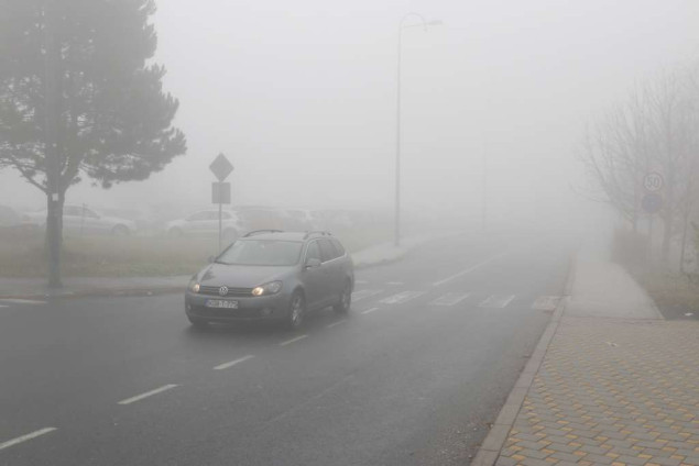 Pretežno suh kolovoz, smanjena vidljivost u višim područijima i uz riječne tokove zbog magle