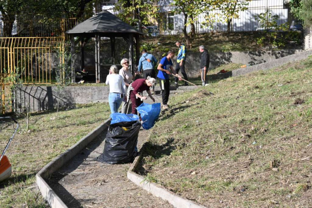 Akcija čišćenja dvorišta mostarskih vrtića u sklopu projekta 'Superheroji protiv komaraca'