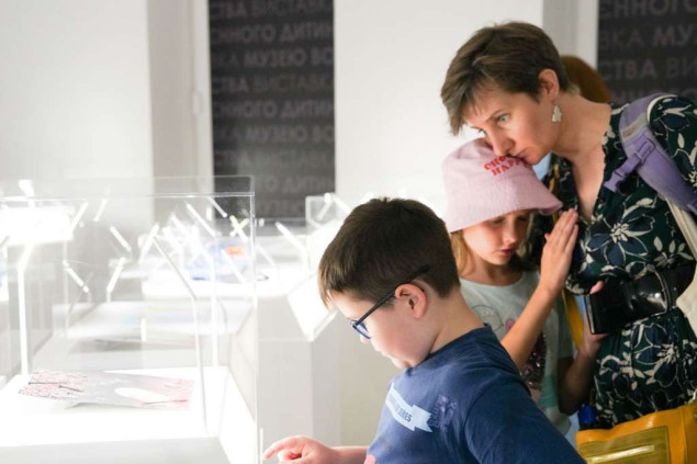 Muzej ratnog djetinjstva otvorio u Kijevu izložbu posvećenu svjedočenjima djece iz Ukrajine