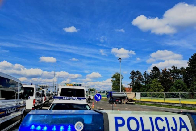 Policajac teško ozlijeđen nakon što ga je bjegunac kod Babine Grede gurnuo s krovišta