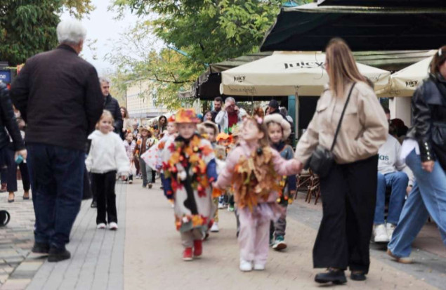 U Bihaću jesenji defile mališana razvedrio gradske ulice U Bihaću jesenji defile mališana razvedrio gradske ulice