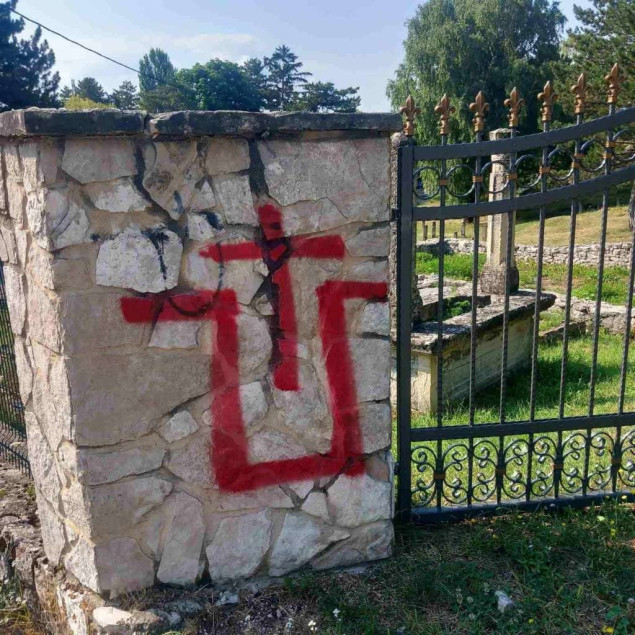 MUP Kantona 10 poduzima mjere zbog grafita na mezarju u Livnu