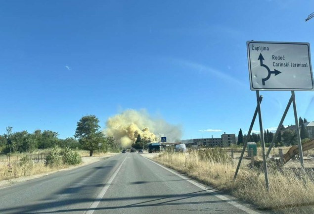 Gori u Interkomercu kod Mostara, vatrogasci na terenu