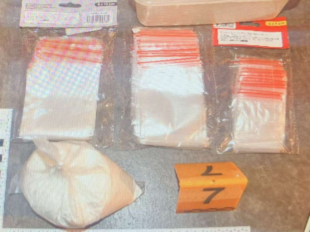 U Sarajevu uhapšen 42-godišnjak, zaplijenjeni narkotici, novac i oružje