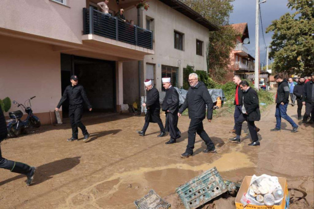 Reisul-ulema poručio: Trenutno su u fokusu ljudi kojima trebamo pomoći